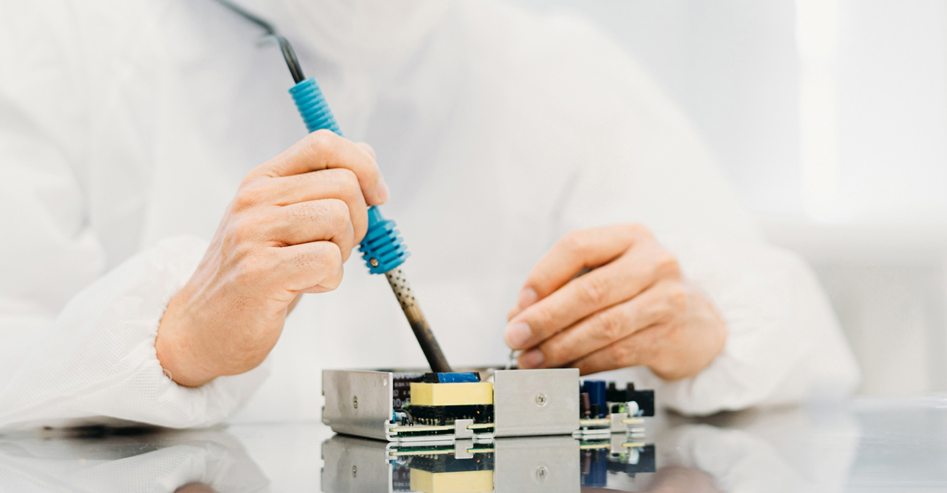 精密部品の手組作業